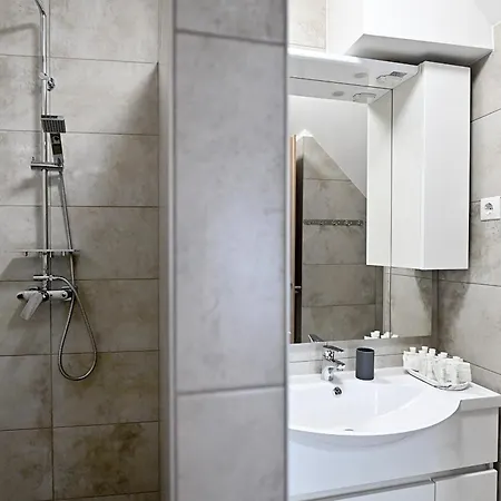 One Luxury Grand Eger